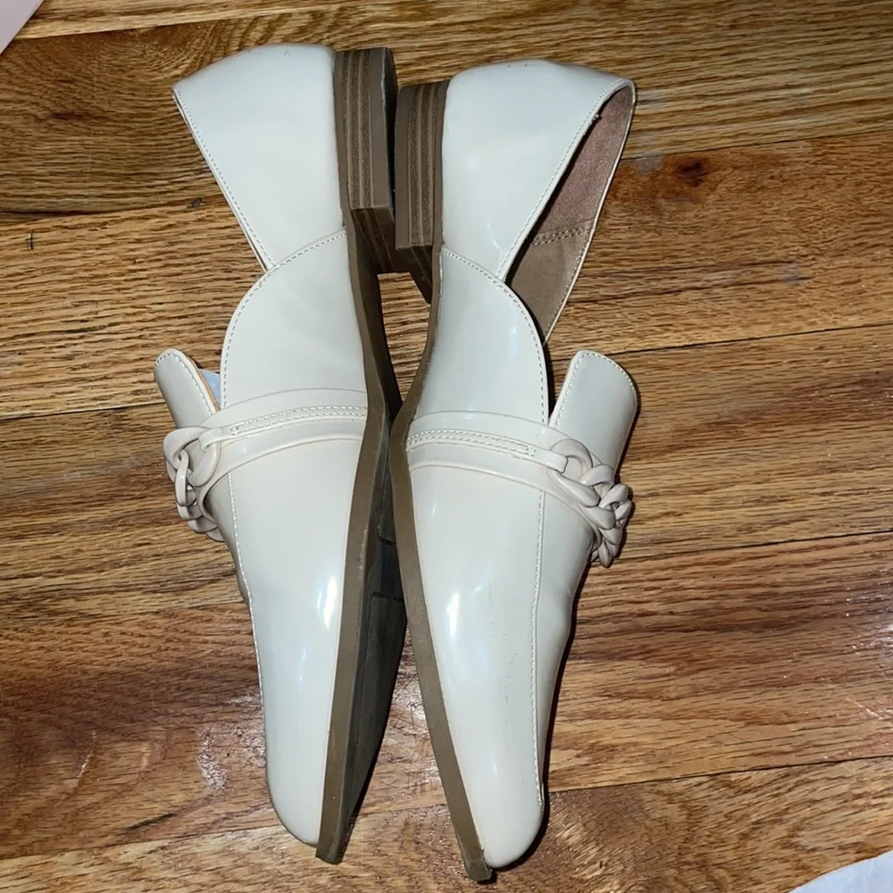 LC Lauren Conrad Cream Patent Leather Loafers with Chain Detail DEMII sz 11